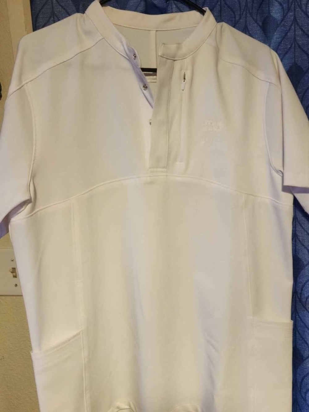 Star Wars x FIGS White Scrub Top - Picture 2 of 3